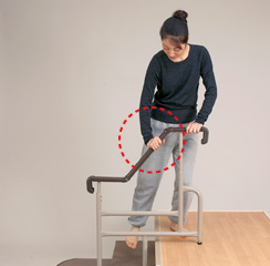 横歩きの時の重心移動をサポートする平型の調整可能な横手すり