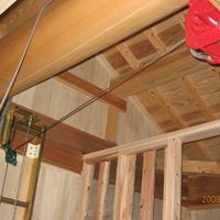 木造家屋内に設置されている垂直リフト「マイティパワー TF」とウインチ