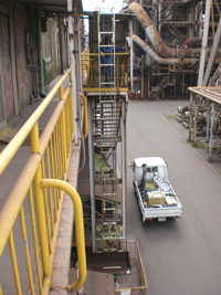 工場内建物では外階段を利用して設置されているマイティパワーTF