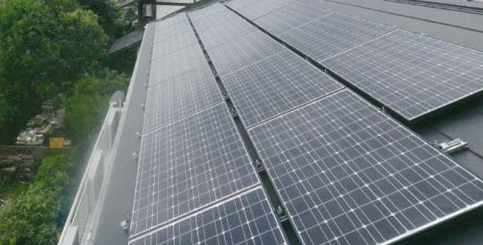 D-SWATを使って横葺金属屋根に設置された太陽光パネル