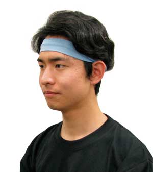 パッとCOOLヘッドバンドを頭に巻いた様子