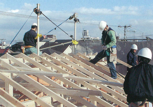 「用心棒」で安全を確保しながら木造住宅の屋根を建築中