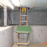 天井を貫通させて階上で荷物を受け取れるように設置した荷揚機/簡易リフト「らくらくリフトJA-X」