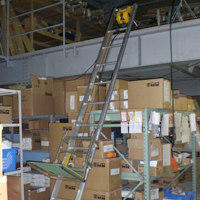 C荷台を使って倉庫内に設置されている荷揚機/簡易リフト「らくらくリフトJA-X」