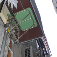 窓から建物の2階に荷物を引き込む為に、建物外壁に沿って設置された荷揚機/簡易リフト「らくらくリフトJA-X」