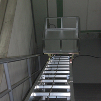 瓦揚機/荷揚機「マイティパワー AL4」の階段での設置例その2