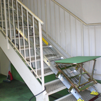 荷揚機/簡易リフト「らくらくリフトJA-X」の階段での設置例その1
