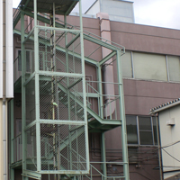 建物外階段に設置された垂直リフト「マイティパワー TF」
