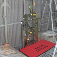 倉庫内に常設されている垂直リフト「マイティパワー TF」