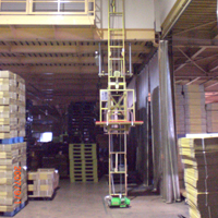 倉庫内で常設されている垂直リフト「マイティパワー TF」