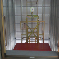エレベーターのブースのようなスペースに設置された垂直リフト「マイティパワー TF」