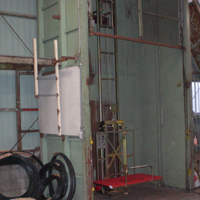 倉庫内で荷物用エレベーターのように設置されている垂直リフト「マイティパワー TF」
