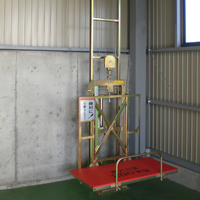 倉庫内に設置された垂直リフト「マイティパワー TF」