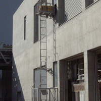 建物外壁に沿って設置された垂直リフト「マイティパワー TF」