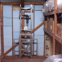 倉庫内で床と一体化している垂直リフト「マイティパワー TF」の荷台