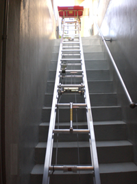 スライドはしごは高さの調整が容易なので、屋内階段にも合わせやすい