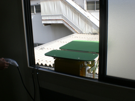 A荷台底部ははしご最上部まで上がり切り、背板が水平になる