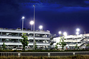 立体駐車場で使われている日栄インテックの高天井用LED 照明器具