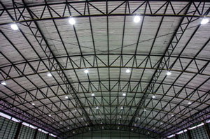 高天井の倉庫や工場で使われている日栄インテックの高天井用LED 照明器具
